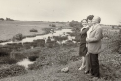 Petras ir Valė Zablockai su dukra Danguole prie Mūšos 